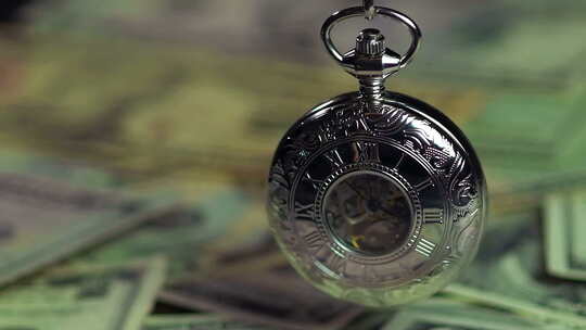 银口袋手表和美元，时间像金钱一样不多了。时间管理视频素材模板下载