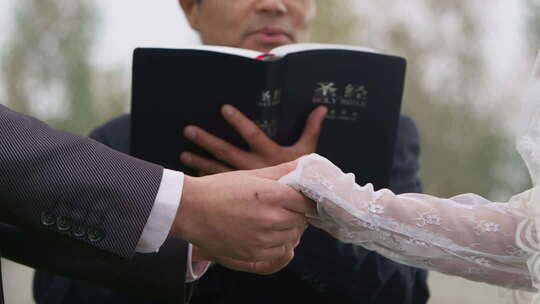 新人在牧师见证下交换戒指