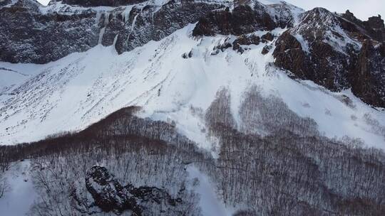 吉林长白山冬季航拍，山峰白雪大气壮美