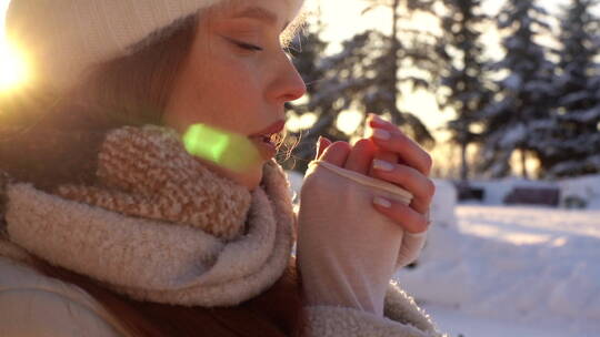 美女在雪地里搓手