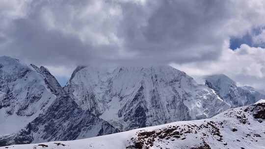 川西山脊垭口航拍横断山脉勒多曼因雪山群峰