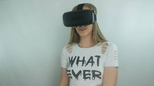 性感的女孩使用一个VR头盔