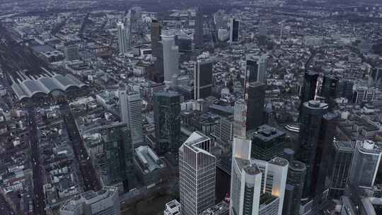 城市中的建筑物在黑暗的一天空中