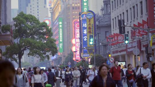 【空镜】4K上海南京路-游客人流-招牌霓虹灯