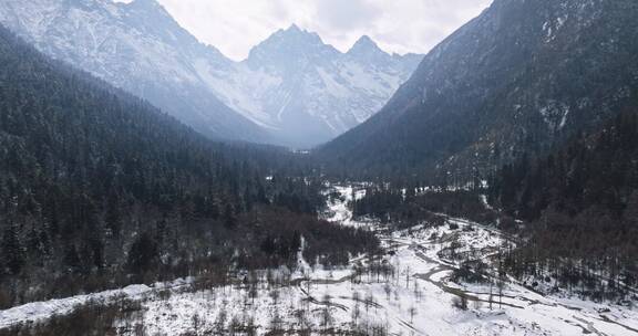 冬季航拍四川毕棚沟山谷滑雪场