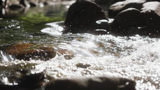 波光粼粼的溪水近景视频素材模板下载
