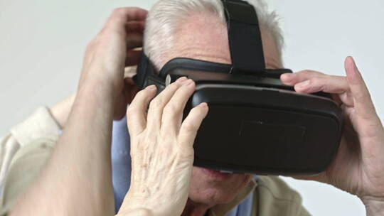 老年人体验虚拟现实设备