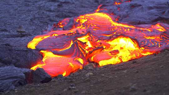 火山爆发岩浆流动