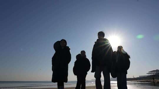 音乐人海边行走