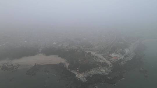 大气航拍福建泉州惠安崇武古城雾天海岸风景