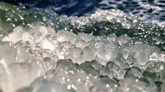冰川小溪亮晶晶