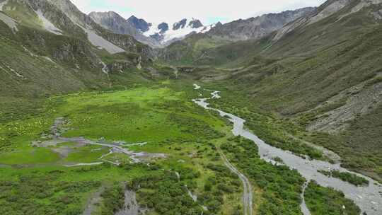 航拍川西格聂山区阿萨贡格雪山草原风光