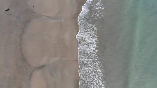 航拍俯视海边沙滩海水浪花波浪自然风景