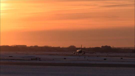 黄昏飞机在机场地面上滑行