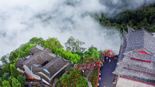 雨雾缭绕的道教圣地云峰山