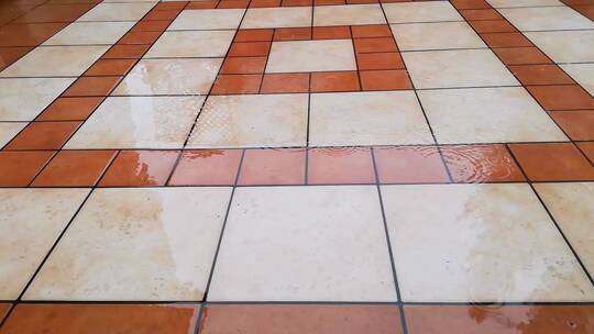 雨落在室外瓷砖地板上