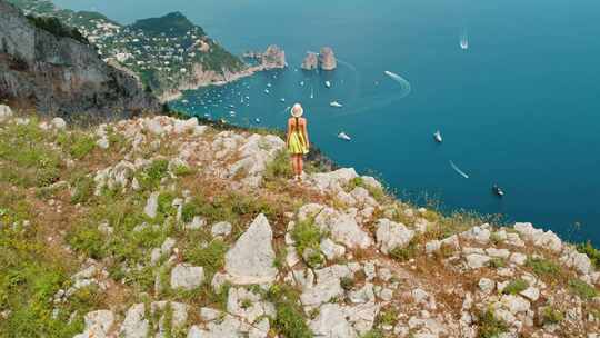 观光，女人，崎岖的山顶，海岸