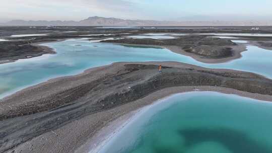 青海海西大柴旦翡翠湖沙滩湖面航拍视频