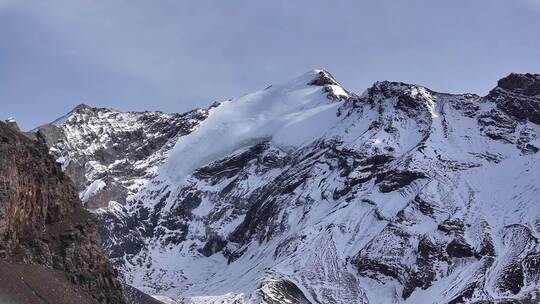 航拍四川岷山山脉主峰雪宝顶雪山风光