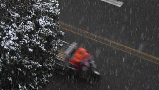 寒冷冬季城市下雪道路车辆行人