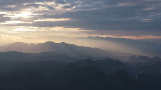 阳光光影普照山川大地