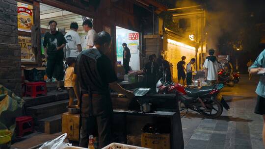 烤肉串视频云南巍山夜市小吃街烤羊肉串