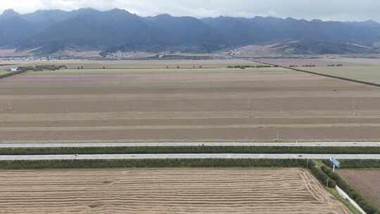 大西北地区一望无际农业种植地的公路航拍