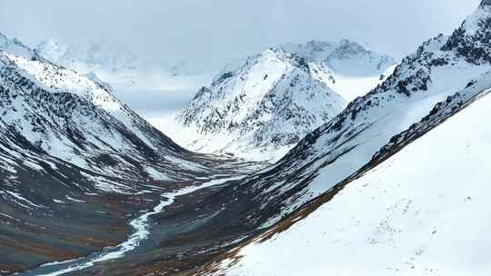 航拍雪山峡谷