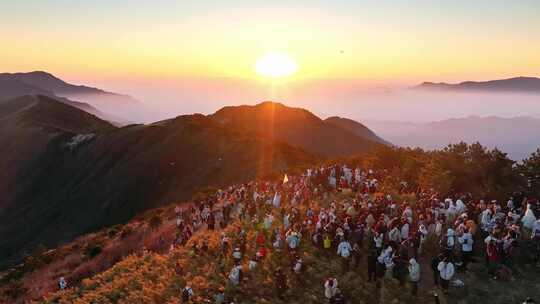 山顶人群观赏日出场景 太子尖日出