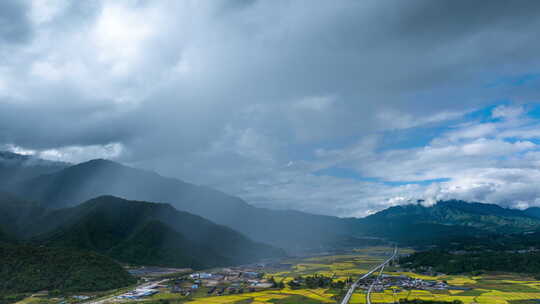 【延时】雨天的金黄稻田和山川