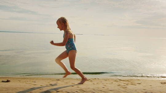 小女孩在海边奔跑