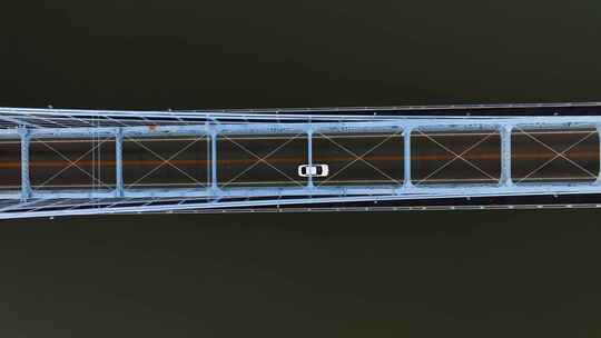 美国辛辛那提，一辆汽车驶过罗柏林大桥后的鸟瞰图——自上而下，无人机