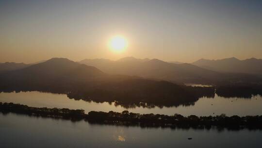 航拍西湖的金色夕阳美景