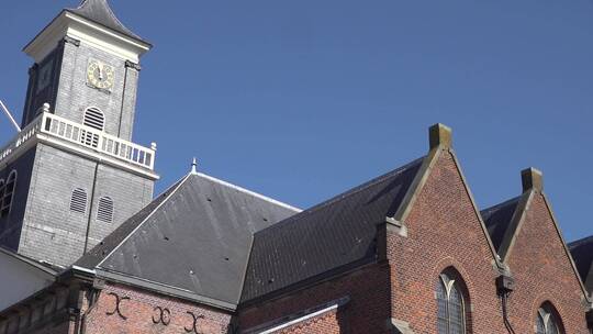 教堂塔顶和屋顶的仰拍变焦拍摄