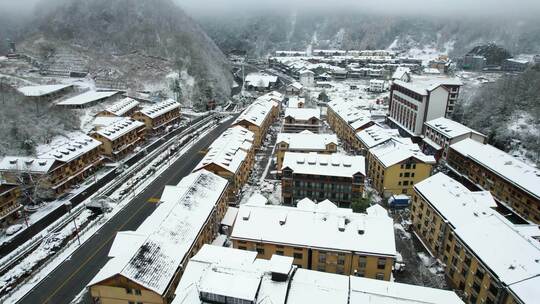 4K冬季宁静的村庄下雪雪天航拍视频