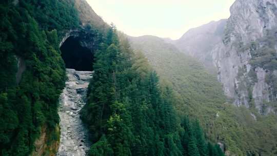 山间河流与山洞，绿意盎然的自然景观