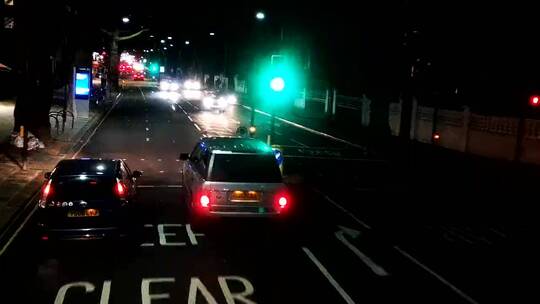 夜晚车辆穿过城市的延时拍摄镜头