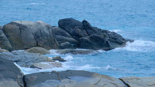 海边礁石浪花 海浪拍打岩石