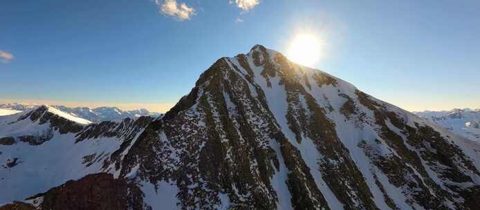 FPV航拍巍峨的高山雪山山脉山顶日出山脊