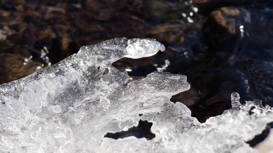 冰雪消融春天来了流水潺潺