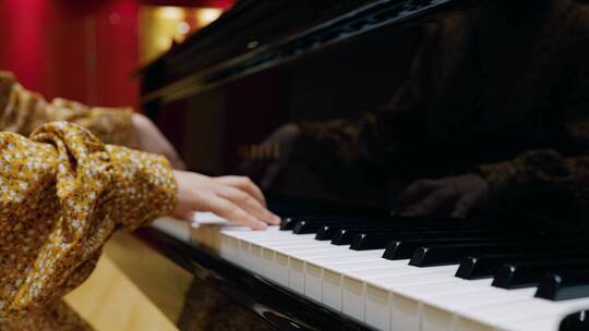 女人弹钢琴特写