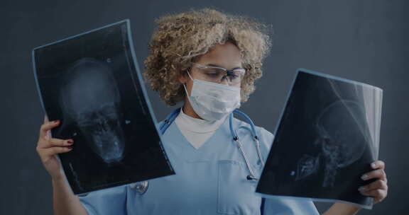 穿着制服的非裔美国女医生的肖像看着灰色人