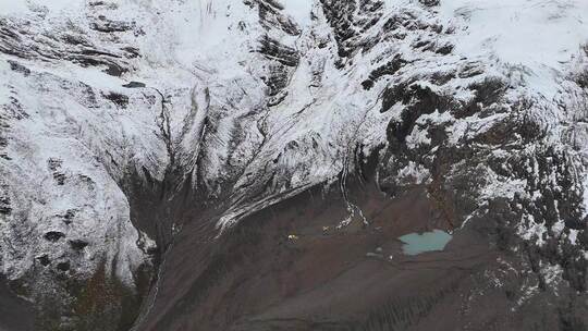 航拍四川贡嘎山区贡巴峰雪山登山者C1营地