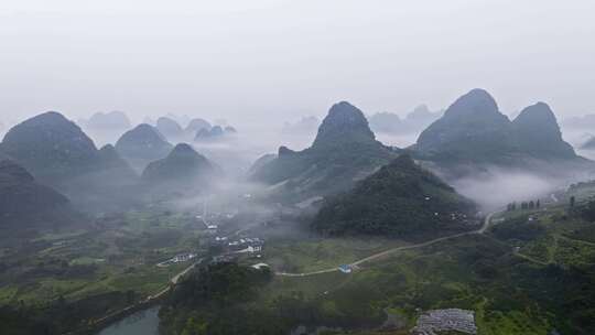 雾霭笼罩下的喀斯特地貌群山峰全景