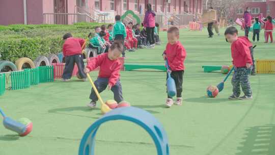 幼儿园儿童户外玩耍场景