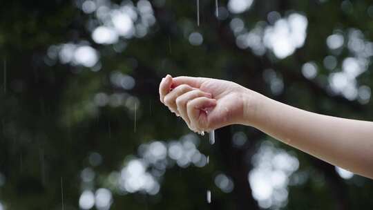 下雨天女孩伸手接住雨滴