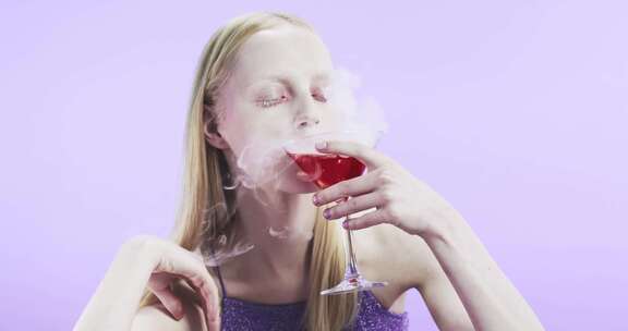 令人毛骨悚然的年轻女子准备血液饮料