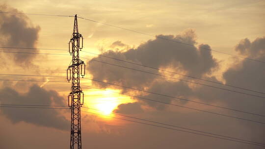 日落与电力输电线路塔