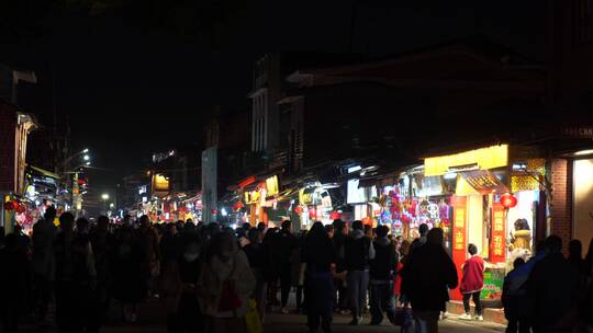 夜晚老街道美食街拥挤人群步行街商业街游客