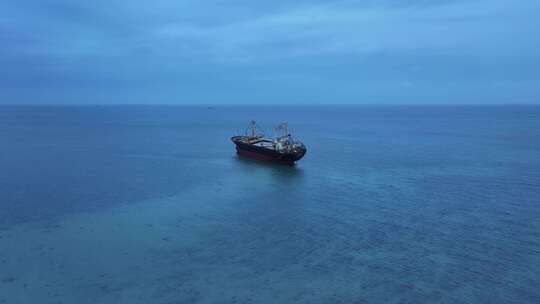 海南龙港海滩搁浅货船